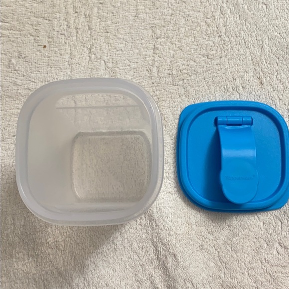 Tupperware liquid container - Picture 2 of 6